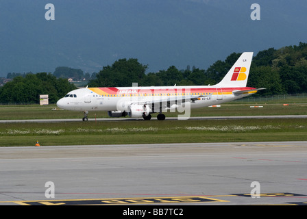 Iberia Airlines Airbus A320-214 EG-ILR Flugzeug landet auf dem Flughafen Genf Schweiz Geneve Suisse Stockfoto