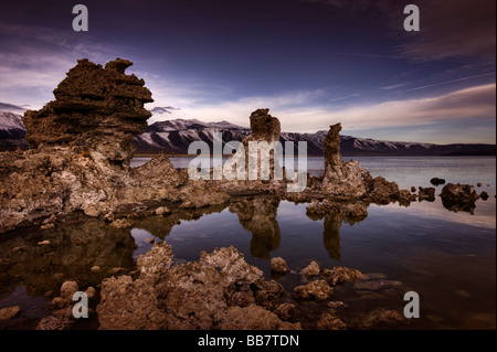 Stimmungsvolle Bild des Mono Lake in der Nähe von Lee Vining in Kalifornien, USA. Stockfoto