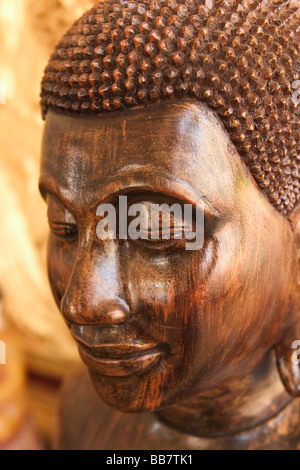 Ein hölzerne Buddha sitzt in einem Schrein auf dem Gelände die Silberpagode in Phnom Penh, Kambodscha. Stockfoto