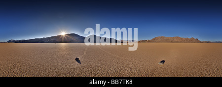 360-Grad-Panorama der beweglichen Felsen auf Salinen an der Rennstrecke im Death Valley National Park in Kalifornien, USA Stockfoto