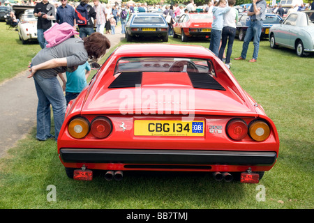 Menschen bewundern einen roten Ferrari GTB, Wallingford Classic-Rallye, Oxfordshire, Vereinigtes Königreich Stockfoto