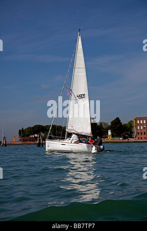 Kleine Yacht Segeln auf Canal Venedig, Italien Stockfoto