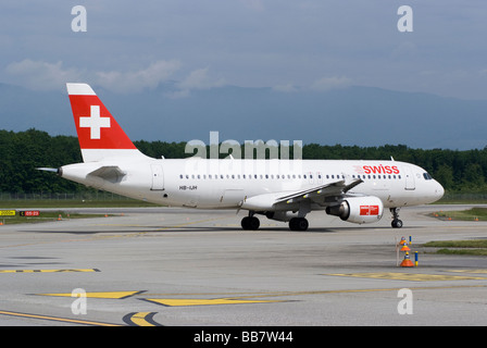 Schweizer internationale Airbus A320-214 HB-IJH Verkehrsflugzeug des Rollens bei Flughafen Genf Schweiz Geneve Suisse Stockfoto