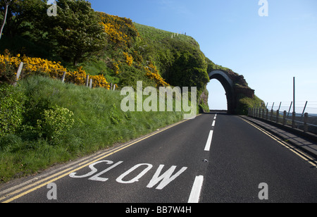 roten Bogen Bildung in rote Bucht zwischen Waterfoot und Cushendall auf A2 Antrim Coast Road County Antrim Nordirland Vereinigtes Königreich Stockfoto