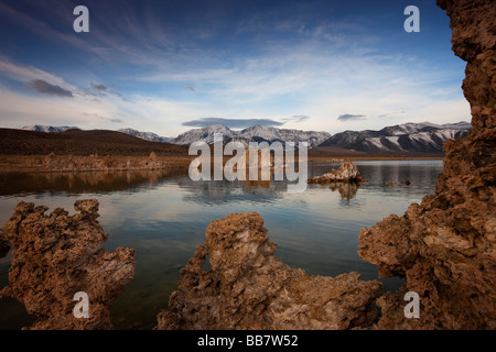 Stimmungsvolle Aufnahme des Mono Lake in der Nähe von Lee Vining in Kalifornien, USA Stockfoto