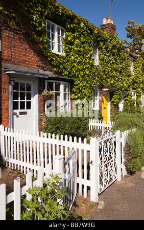 England Berkshire Cookham High Street Terrasse von Häusern mit kleinen Vorgärten Stockfoto