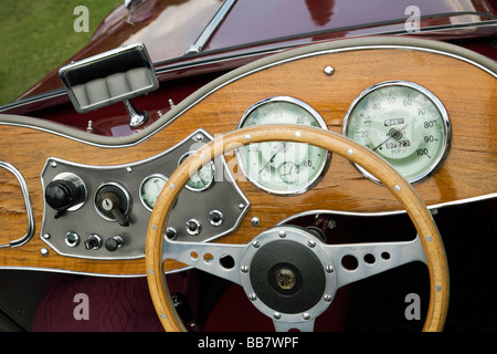Nahaufnahme des Armaturenbretts eines Jahrgangs MG Sportwagen, Wallingford Classic-Rallye, Oxfordshire UK Stockfoto