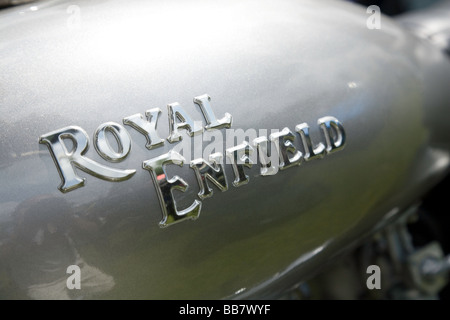 Nahaufnahme des Royal Enfield Insignia auf den Tank eines Motorrades Royal Enfield Stockfoto