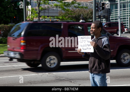 Mann in Detroit Straße bittet um Almosen Stockfoto