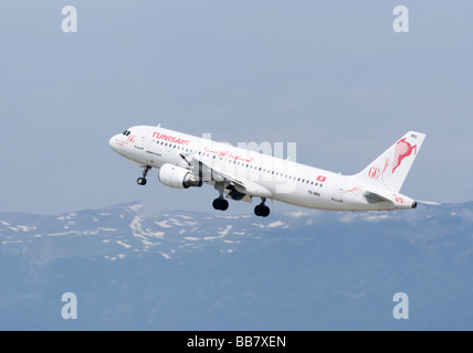 Tunisair Airbus A320-211 TS-IMG Airliner dem Start vom Flughafen Genf Schweiz Geneve Suisse Stockfoto