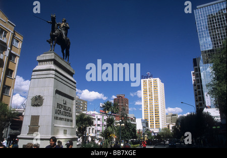 Simon Bolivar Denkmal, Edificio Alameda Gebäude (weiß/gelb) im Hintergrund, Paseo del Prado / Avenida 16 del Julio, La Paz, Bolivien Stockfoto