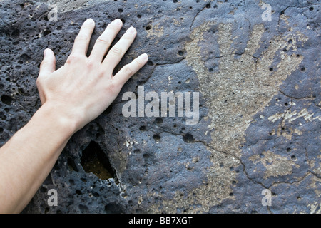 Hände in Neumexiko Petroglyph National Monument Stockfoto