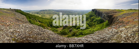 Einen Panoramablick über den Basalt Coirons Plateau, in der Ardeche (Frankreich). Vue Panoramique du Plateau Basaltique du Coirons (Frankreich) Stockfoto