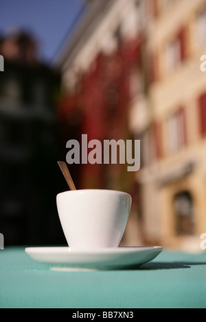 Espresso-Tasse auf einem Tisch in einem Straßencafé Stockfoto