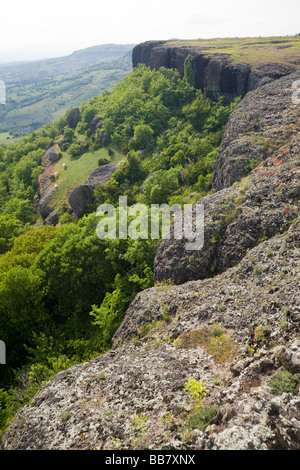 Der Coirons Basalt Hochebene, in der Ardeche (Rhône-Alpes - Frankreich). Plateau Basaltique du Coirons En Ardèche (Rhône-Alpes - Frankreich) Stockfoto