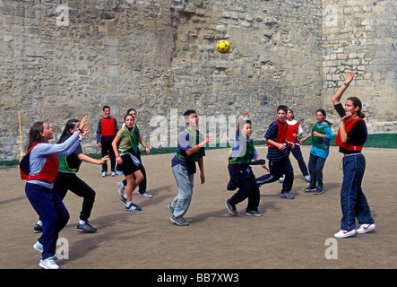 Französischen Jungen, jungen, und Französische Mädchen, Mädchen, französische Schüler, Teens, Jugendliche, ballgame spielen, Lycee Charlemagne, Marais, Paris, Frankreich Stockfoto