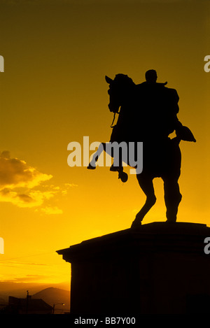 Simon Bolivar reitet in den Sonnenuntergang, Plaza del Estudiante, Potosi, Bolivien Stockfoto