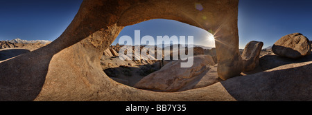 360-Grad-Panoramablick auf den Mount Whitney gesehen durch natürlichen Felsbogen in der Nähe von Lone Pine in Kalifornien, USA Stockfoto