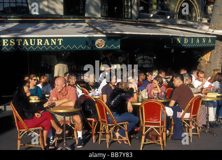 Franzosen, Touristen, Essen, Indiana Bastille Restaurant, Französisch Essen und Trinken, Französisch Essen, Place de la Bastille, Paris, Ile-de-France, Frankreich Stockfoto