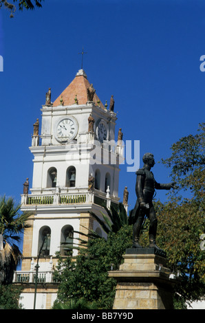 Kathedrale und Statue von General Antonio José de Sucre (einem von Boliviens Gründern und 2. Präsidenten) auf dem Hauptplatz Plaza 25 de Mayo, Sucre, Bolivien Stockfoto