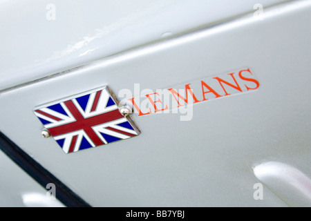 Nahaufnahme eines Le Mans-Zeichen und Union Jack auf einem Oldtimer Sportwagen, Stockfoto