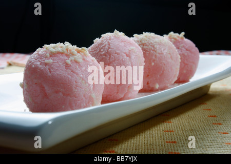 Rasgulla ist ein sehr beliebter Käse basierend, sirupartige süße Speise aus Orissa und Westbengalen Stockfoto