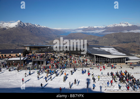 Mittagessen auf der Terrasse am Coronet Peak Ski Area Queenstown South Island Neuseeland Stockfoto