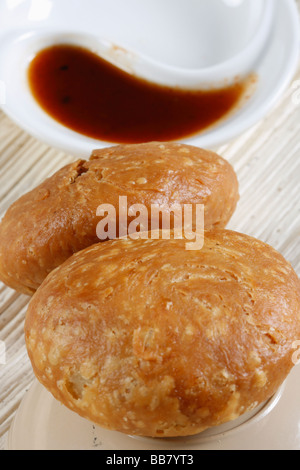 Kachori ist ein beliebter würzige Snack aus Uttar Pradesh und Rajasthan. Stockfoto