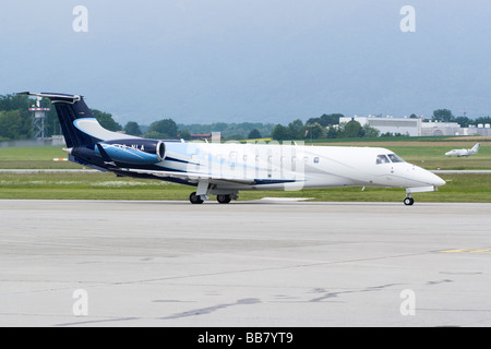 Eine Embraer ERJ-135BJ Legacy 600 Business Jet-A6-NLA Rollen am Flughafen Genf Schweiz Geneve Suisse Stockfoto