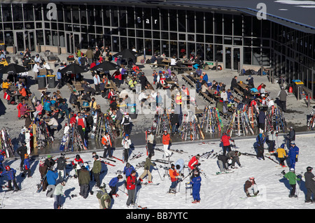 Mittagessen auf der Terrasse am Coronet Peak Ski Area Queenstown South Island Neuseeland Stockfoto