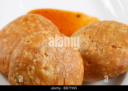 Kachori ist ein beliebter würzige Snack aus Uttar Pradesh und Rajasthan. Stockfoto