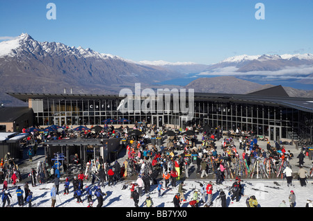 Mittagessen auf der Terrasse am Coronet Peak Ski Area Queenstown South Island Neuseeland Stockfoto