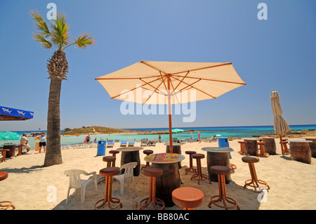 Cafe und Bar am Nisi Beach, Ayia Napa, Mittelmeer, Mittelmeer, Zypern. Stockfoto