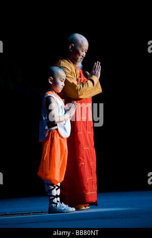 Die jüngsten, neun-Jahr-alten und ältesten, 70 Jahre alte Shaolin-Mönch während einer Show am 22. März 2009 in Berlin, Deutschland Stockfoto