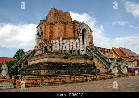 Stupa mit Elefanten, Statuen, Tempel Wat Chedi Luang, Chiang Mai, Thailand, Asien Stockfoto
