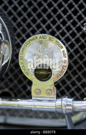 Nahaufnahme eines St Christopher Abzeichen auf einem Vintage Sänger Auto Stockfoto