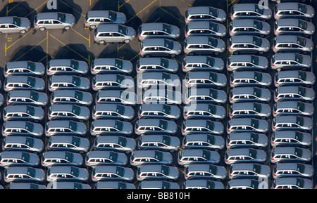 Luftaufnahme, OPEL Werk 1 Laer, Opel Auto Fabrik Werk 1, Parkplatz für Neuwagen ZAFIRA vor Lieferung, Bochum, Ruhr Halbin Stockfoto