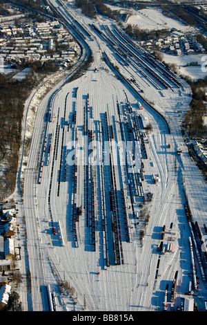 Luftaufnahme, Güterbahnhof, Verschiebebahnhof Osterfeld Süd, Schnee, Oberhausen, Ruhrgebiet, Nordrhein-Westfalen, Deutschland, Europa Stockfoto