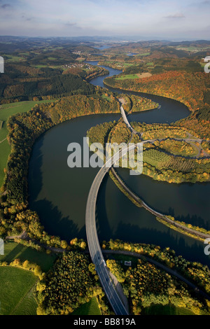 Luftaufnahme, Biggesee Reservoir, Autobahnzubringer Autobahn, Pre-Reservoir, Olpe, Sauerland, Nordrhein-Westfalen, Deutschland, Eu Stockfoto