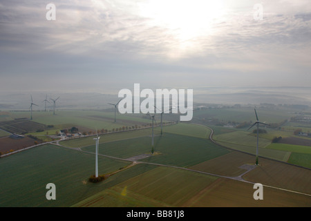Luftaufnahme, Windkraftanlagen auf die Gebirgskette der Haarstrang, Ruethen, Altenruethen, Kreis Soest, Soester Boerde, South Westpha Stockfoto