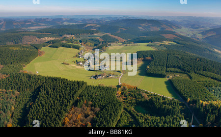 Luftaufnahme, hoch gelegenen Dorf, erhöhte Ebene, herbstlichen Wald, Roehrenspring, Sundern, Hochsauerlandkreis, Sauerland, kein Stockfoto