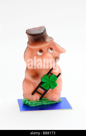 Marzipan-Schwein als ein Schornsteinfeger mit einem vierblättrigen Kleeblatt Stockfoto