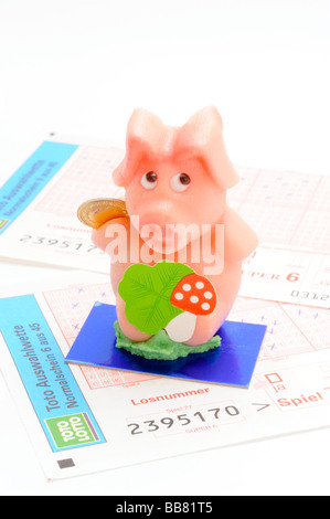 Marzipan-Schwein mit einem vierblättrigen Kleeblatt und ein Lotterielos Stockfoto