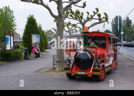 Trans-Eaux Viviens rot motorisierte Touristenzug an einer Haltestelle in Genf Schweiz Stockfoto