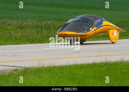 Solar-Autos auf ihre Cross Country-Rennen auf dem Trans Canada Highway in der Nähe von Calgary, Alberta, Kanada 2007 Stockfoto