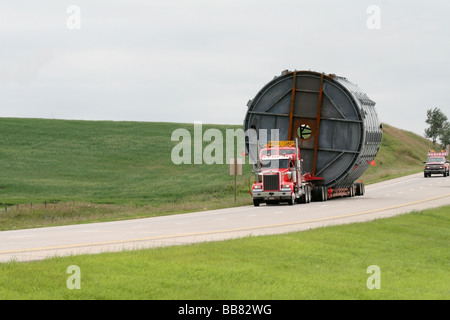 Großer Multi-müde Ruck bewegen einen großen Tank auf einer belebten Straße Stockfoto