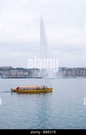 Yellow Taxi Boot geht vor Jet d ' Eau im Genfersee Genf Schweiz Stockfoto