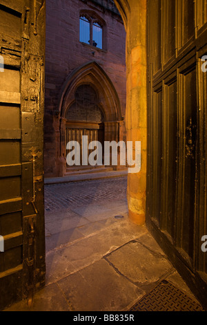 Die Eingangstür an St. Marien Guildhall zeigt Coventry Cathedral Tür, West Midlands, England, Vereinigtes Königreich Stockfoto