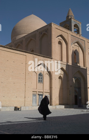 Silhouette einer Frau mit einem schwarzen Tschador vor dem armenischen Heiligen Erlöser Vank-Kathedrale und die Kirche des Heiligen Sist Stockfoto