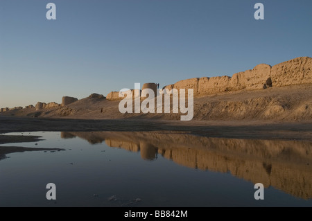 Die alte Stadtmauer von Merv, Mary Turkmenistan am späten Nachmittag. Stockfoto